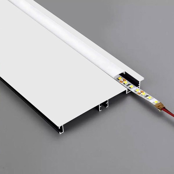 Bijeli zidni ugradbeni rubni aluminijski profil za LED traku opalno bijeli difuzor 2 metra 77.4 x 12 mm