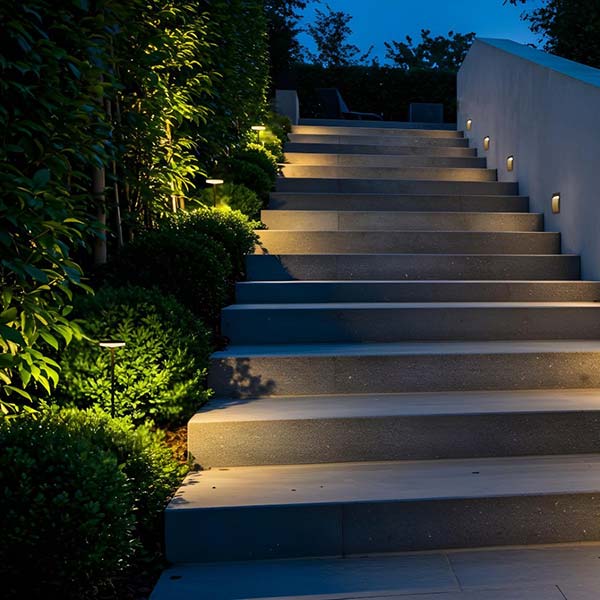 LED reflektor na šiljku 5W 370 lm 3000K IP65 crni mat akril